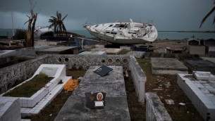 قارب على الشاطئ بعد اعصار ايرما في جزيرة سان مارتين الفرنسية، 9 سبتمبر 2017 (MARTIN BUREAU / AFP)