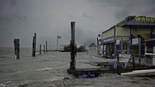 امواج تحدث اصرار في ميناء في لوريدا نتيجة الاعصار ايرما، 9 سبتمبر 2017 (GASTON DE CARDENAS / AFP)