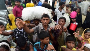 لاجؤون من الروهينا في ميانمار ينتظرون المساعدات في بنغلادش، 12 سبتمبر 2017 (MUNIR UZ ZAMAN / AFP)
