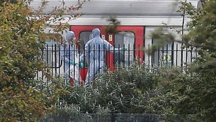 ضباط شرطة يعملون على طول قطار الأنفاق  في محطة  بارسونز غرين في غرب لندن في 15 سبتمبر 2017، في أعقاب حادث على قطار الأنفاق في المحطة. (AFP/Daniel Leal-Olivas)