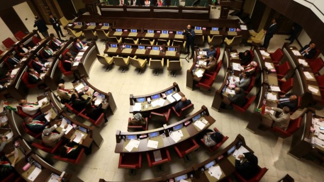 اعضاء ببرلمان اكراد خلال جلسة للبرلمان الاقليمي في اربيل، عاصمة اقليم كردستان العراق، 15 سبتمبر 2017 (SAFIN HAMED / AFP)
