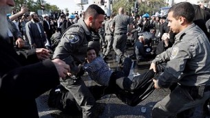 متظاهرون يهود متشددون يحتجون في القدس ضد قرار محكمة يلغي تشريع يؤجل تجنيدهم العسكري الاجباري، 17 سبتمبر 2017 (AFP Photo/Ahmed Gharbali)
