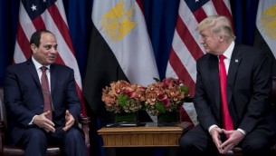 الرئيس الامريكي دونالد ترامب يلتقي بنظيره المصري عبد الفتاح السيسي على هامش الجمعية العامة للأمم المتحدة في نيويورك، 20 سبتمبر 2017 (BRENDAN SMIALOWSKI / AFP)