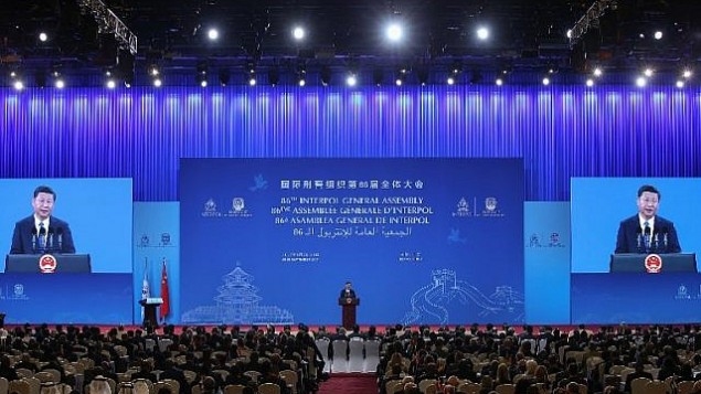 الرئيس الصيني شي جين بينغ يلقي كلمة خلال الاجتماع ال86 للجمعية العامة للإنتربول في مركز المؤتمرات الوطني في بكين، 26 سبتمبر، 2017. (AFP PHOTO / POOL / Lintao Zhang)