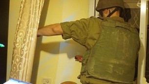 جندي اسرائيلي يمسح منزل العتدي الفلسطيني نمر محمود احمد الجمل في بلدة بيت سوريك في الضفة الغربية قبل هدمه، 27 سبتمبر 2017 (IDF Spokesperson)