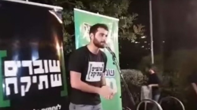 لقطة شاشة من الفيديو الذي يصف فيه المتحدث باسم منظمة ’كسر الصمت’ دين يسساخاروف اعتدائه على متظاهر فلسطيني قاوم اعتقاله بصورة سلمية في الخليل، تم تصويره في تظاهرة في أبريل 2017. (YouTube/hakolhayehudi)