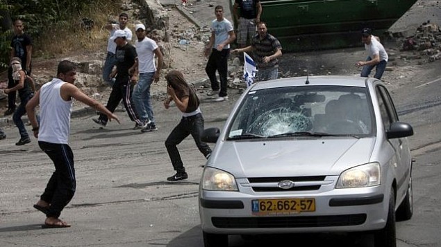متظاهرون يلقون بالحجارة على مركبة في حي سلون في القدس في عام 2011. (Yonatan Sindel / Flash90) متظاهرون يلقون بالحجارة على مركبة في حي سلون في القدس في عام 2011. (Yonatan Sindel / Flash90)