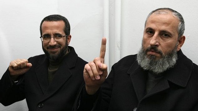 النائبان الفلسطينيان من حركة ’حماس’ محمد طوطح (من اليمين) ووزير شؤون القدس في السلطة الفلسطينية خالد أبو عرفة (من اليسار) في قاعة المحكمة المركزية في القدس قبل جلسة في 15 فبراير، 2012. (Kobi Gideon/Flash90)