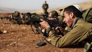 جنود في وحدة ’نيتساح يهودا’ الحريدية في الجيش الإسرائيلي في قاعدة ’بيليس’ العسكرية شمال غور الأردن، أغسطس 2013. Yaakov Naumi/Flash90()