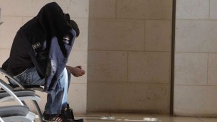 المشتبه بهم في التحقيق في قضية "الحالة 242" في أول جلسة استماع للحبس الاحتياطي بعد اعتقالهم، 25 ديسمبر / كانون الأول 2014. (Flash90)