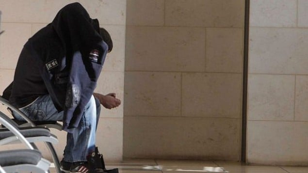 المشتبه بهم في التحقيق في قضية "الحالة 242" في أول جلسة استماع للحبس الاحتياطي بعد اعتقالهم، 25 ديسمبر / كانون الأول 2014. (Flash90)