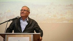 عاموس يالدين خلال كلمة له في مؤتمر IsraPresse لمجتمع الناطقين بالفرنسية في مركز ’تراث مناحيم بيغين’ في القدس، 22 فبراير، 2015. (Hadas Parush/Flash90)