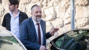 أرييه درعي يغادر منزله في القدس في طريقه إلى التحقيق في وحدة ’لاهف 433’ لمكافحة الفساد، 5 يونيو، 2017. (Yonatan Sindel/Flash90)