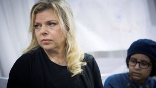 زوجة رئيس الوزراء بينيامين نتنياهو، سارة، في زيارة لمرضى سرطان وعائلاتهم في خيمة اعتصام في حديقة ’ساكر’ في القدس، 15 يونيو، 2017. (Yonatan Sindel/Flash90)