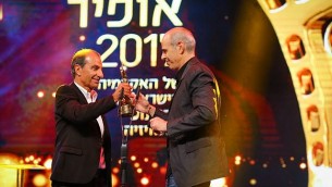 ساسون غاباي، يسار، يسلم جائزة أفضل مخرج لشمويل ماعوز في حفل جوائز أوفير 2017 في 19 سبتمبر 2017. (Flash90)