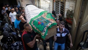 أصدقاء وأبناء عائلة يحملون جثمان يوسف عثمان خلال جنازته في أبو غوش، 26 سبتمبر، 2017. (Hadas Parush/Flash90)