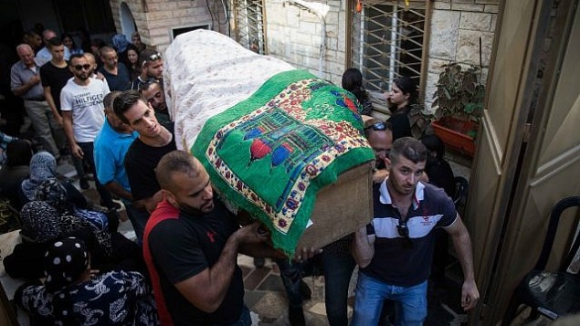 أصدقاء وأبناء عائلة يحملون جثمان يوسف عثمان خلال جنازته في أبو غوش، 26 سبتمبر، 2017. (Hadas Parush/Flash90)