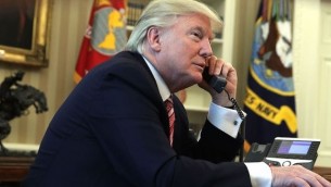الرئيس الأمريكي دونالد ترامب يتحدث على الهاتف في المكتب الرئاسي للبيت الأبيض، 27 يونيو 2017. (Alex Wong/Getty Images)