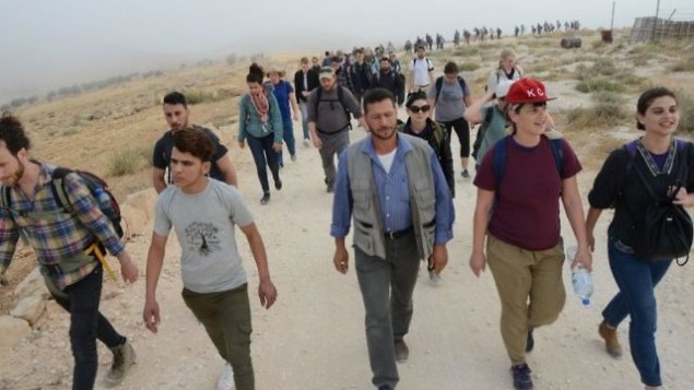 يهود من جميع أنحاء العالم مع إسرائيليين وفلسطينيين في طريقهم إلى موقع صمود مخيم الحرية في تلال جنوب الخليل في 19 مايو 2017. (Credit: Gili Getz)