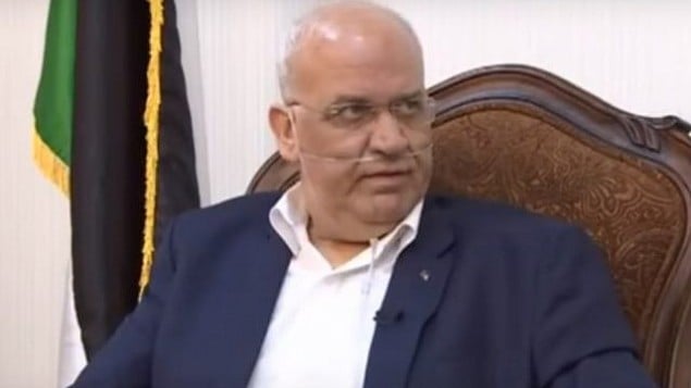 تصوير شاشة لصائب عريقات في مقابلة مع تلفزيون فلسطيني كشف فيها انه ينتظر عملية زرع رئة. عريقات هو الامين العام للجنة التنفيذية لمنظمة التحرير الفلسطينية وكبير المفاوضين الفلسطينيين في محادثات السلام مع اسرائيل. (YouTube/Pal TV)