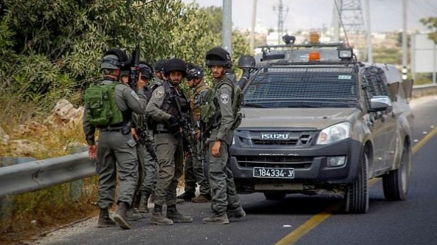 عناصر من شرطة حرس الحدود في موقع محاولة هجوم طعن عند مدخل مستوطنة كريات أربع، 23 سبتمبر، 2016. (Wissam Hashlamon/Flash90)