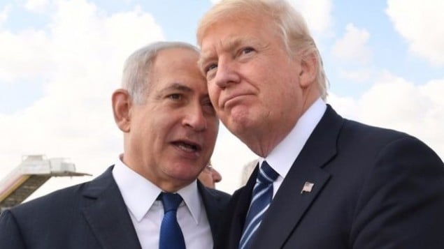 رئيس الوزراء بنيامين نتنياهو، والرئيس الأمريكي دونالد ترامب، يتكلمان في مطار بن غوريون الدولي قبل رحيل الأخير من إسرائيل في 23 مايو 2017. (Koby Gideon/GPO) رئيس الوزراء بنيامين نتنياهو، والرئيس الأمريكي دونالد ترامب، يتكلمان في مطار بن غوريون الدولي قبل رحيل الأخير من إسرائيل في 23 مايو 2017. (Koby Gideon/GPO)