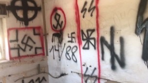 رموز نازية مرسومة على جدران مبنى مهجور في حي ارمون هناتسيف في القدس، 24 سبتمبر 2017 (Israel Police)