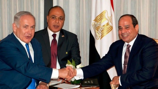 سيناء وخرائطها التي لم تُطوَ من الخيال الصهيوني 30 رئيس الوزراء بنيامين نتنياهو يصافح الرئيس المصري عبد الفتاح السيسي خلال لقائهما في نيويورك، 19 سبتمبر 2017 (Avi Ohayun)