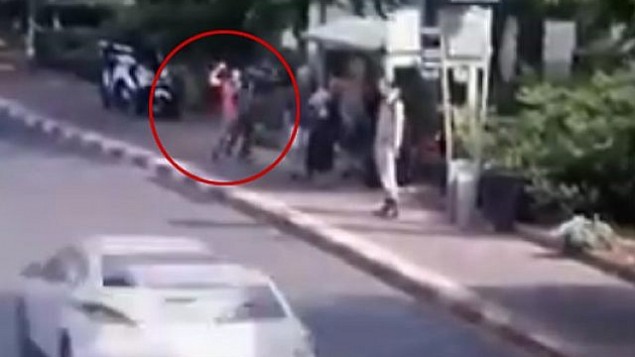 صورة من مقطع فيديو يظهر منفذ هجوم الطعن (في الدائرة) خالد بسطي يقوم بطعن إسرائيليين خلال وقوفهم في محطة للحافلات في شارع ’القدس’ في مدينة رعنانا في 12 أكتوبر، 2015. (لقطة شاشة) صورة من مقطع فيديو يظهر منفذ هجوم الطعن (في الدائرة) خالد بسطي يقوم بطعن إسرائيليين خلال وقوفهم في محطة للحافلات في شارع ’القدس’ في مدينة رعنانا في 12 أكتوبر، 2015. (لقطة شاشة)