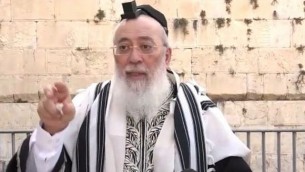 حاخام القدس شلومو عمار يتحدث في باحة الصلاة المختلطة في الحائط الغربي، 14 يونيو، 2016. (screen capture: Ynet)