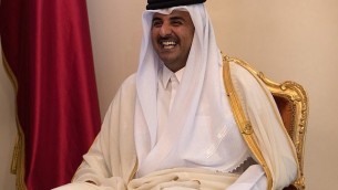 الشيخ تميم بن حمد آل ثاني، أمير قطر، أثناء محادثاته مع رئيسة الوزراء البريطانية تيريزا ماي  خلال اجتماع ثنائي في قمة مجلس التعاون الخليجي في 7 ديسمبر / كانون الأول 2016 في المنامة، البحرين. (Carl Court - Pool/Getty Images via JTA)