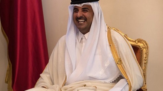 الشيخ تميم بن حمد آل ثاني، أمير قطر، أثناء محادثاته مع رئيسة الوزراء البريطانية تيريزا ماي  خلال اجتماع ثنائي في قمة مجلس التعاون الخليجي في 7 ديسمبر / كانون الأول 2016 في المنامة، البحرين. (Carl Court - Pool/Getty Images via JTA)
