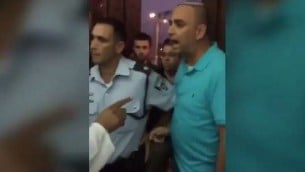 رئيس بلدية اللد يائير رفيفو، من اليمين، يصرخ باتجاه المصلين في مسجد في المدينة مطالبا اياهم بوقف الصلاة المنقولة عبر مكبرات الصوت، 1 سبتمبر، 2017. (لقطة شاشة)