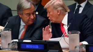 الرئيس الأمريكي دونالد ترامب والأمين العام للأمم المتحدة أنطونيور غوتيريش يتحدثان خلال جلسة حول إصلاح الأمم المتحدة في مقر المنظمة في نيويورك، 18 سبتمبر، 2017. (AFP Photo/Timothy A. Clary)