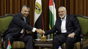 قائد حماس  اسماعيل هنية، يلتقي بقائد المخابرات المصرية خالد فوزي في مكتب هنية في غزة، 3 اكتوبر 2017 (AFP Photo/Mahmud Hams)