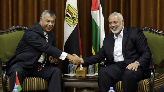 قائد حماس  اسماعيل هنية، يلتقي بقائد المخابرات المصرية خالد فوزي في مكتب هنية في غزة، 3 اكتوبر 2017 (AFP Photo/Mahmud Hams)