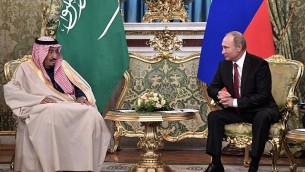 الرئيس الروسي فلاديمير بوتين (من اليسار) خلال لقاء مع الملك السعودي سلمان بن عبد العزيز آل سعود في الكرملين في موسكو، 5 أكتوبر، 2017. (Alexey Nikolsky/AFP)