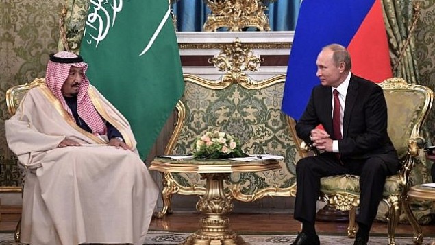الرئيس الروسي فلاديمير بوتين (من اليسار) خلال لقاء مع الملك السعودي سلمان بن عبد العزيز آل سعود في الكرملين في موسكو، 5 أكتوبر، 2017. (Alexey Nikolsky/AFP)