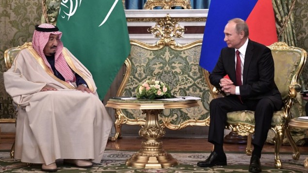 الرئيس الروسي فلاديمير بوتين يستضيف العاهل السعودي سلمان بن عبد العزيز في الكرملين، 5 اكتوبر 2017 (ALEXEY NIKOLSKY / SPUTNIK / AFP) الرئيس الروسي فلاديمير بوتين يستضيف العاهل السعودي سلمان بن عبد العزيز في الكرملين، 5 اكتوبر 2017 (ALEXEY NIKOLSKY / SPUTNIK / AFP)