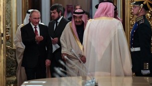 الرئيس الروسي فلاديمير بوتين، من اليسار، بيبن الطريق للملك السعودي سلمان بن عبد العزيز آل سعود خلال لقاء في الكرملين في موسكو، 5 أكتوبر، 2017. (AFP/Yuri KADOBNOV)