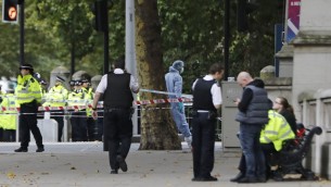 عناصر الشرطة في ساحة حادث سير في لندن، اصيب فيه 11 شخصا، 7 اكتوبر 2017 (TOLGA AKMEN / AFP)