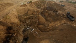 جرافات تقوم بأعمال حفر في موقع ’تل السكن’ الأثري في مدينة غزة، 9 أكتوبر، 2017. (AFP/MAHMUD HAMS)