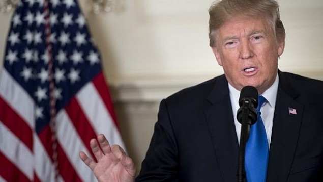 الرئيس الأمريكي دونالد ترامب يتحدث عن الاتفاق النووي مع إيران من غرفة الاستقبال الدبلوماسية في البيت الأبيض في العاصمة واشنطن، 13 أكتوبر، 2017. (AFP/Brendan Smialowski)