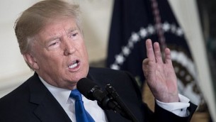 الرئيس الأمريكي دونالد ترامب يتحدث عن صفقة إيران من غرفة الاستقبال الدبلوماسي في البيت الأبيض في واشنطن العاصمة يوم 13 أكتوبر 2017. (AFP PHOTO / Brendan SMIALOWSKI)