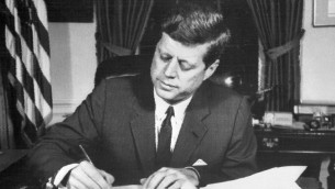 الرئيس الامريكي جون كينيدي في البيت الابيض، 24 اكتوبر 1962 (AFP FILES / AFP)