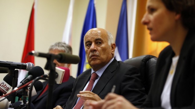 رئيس اتحاد كرة القدم الفلسطيني جبريل رجوب خلال مؤتمر صحفي في مدينة الرام في الضفة الغربية، 29 اكتوبر 2017 (ABBAS MOMANI / AFP)