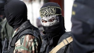 عناصر في حركة ’الجهاد الإسلامي’ الفلسطينية يشاركون في جنازة رفاقهم الذين قُتلوا في عملية إسرائيلية لتفجير نفق امتد من قطاع غزة إلى داخل إسرائيل في مخيم البريج في وسط غزة، 31 أكتوبر، 2017.  (AFP PHOTO / THOMAS COEX)