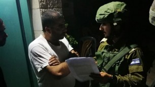 جنود يقدمون اوامر هدم منزل معتدي قتل ثلاثة حراس امنيين الى افراد عائلته في بلدة بيت سوريك في الضفة الغربية، 3 اكتوبر 2017 (Israel Defense Forces)
