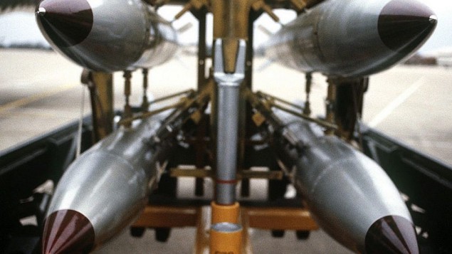 صورة توضيحية: القنابل النووية B61 على الرف. (Courtesy US Department of Defense)