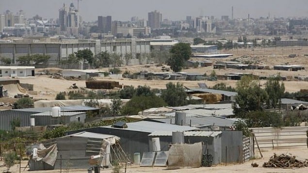 صورة لبلدة شقيب السلام، مع مدينة بئر السبع في الخلفية.(Miriam Alster/Flash90)